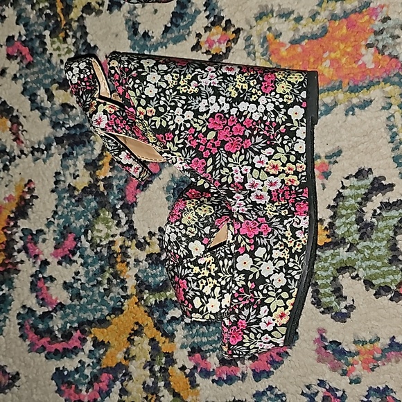 Flower Pattern Wedge! 🌼 - Picture 2 of 4